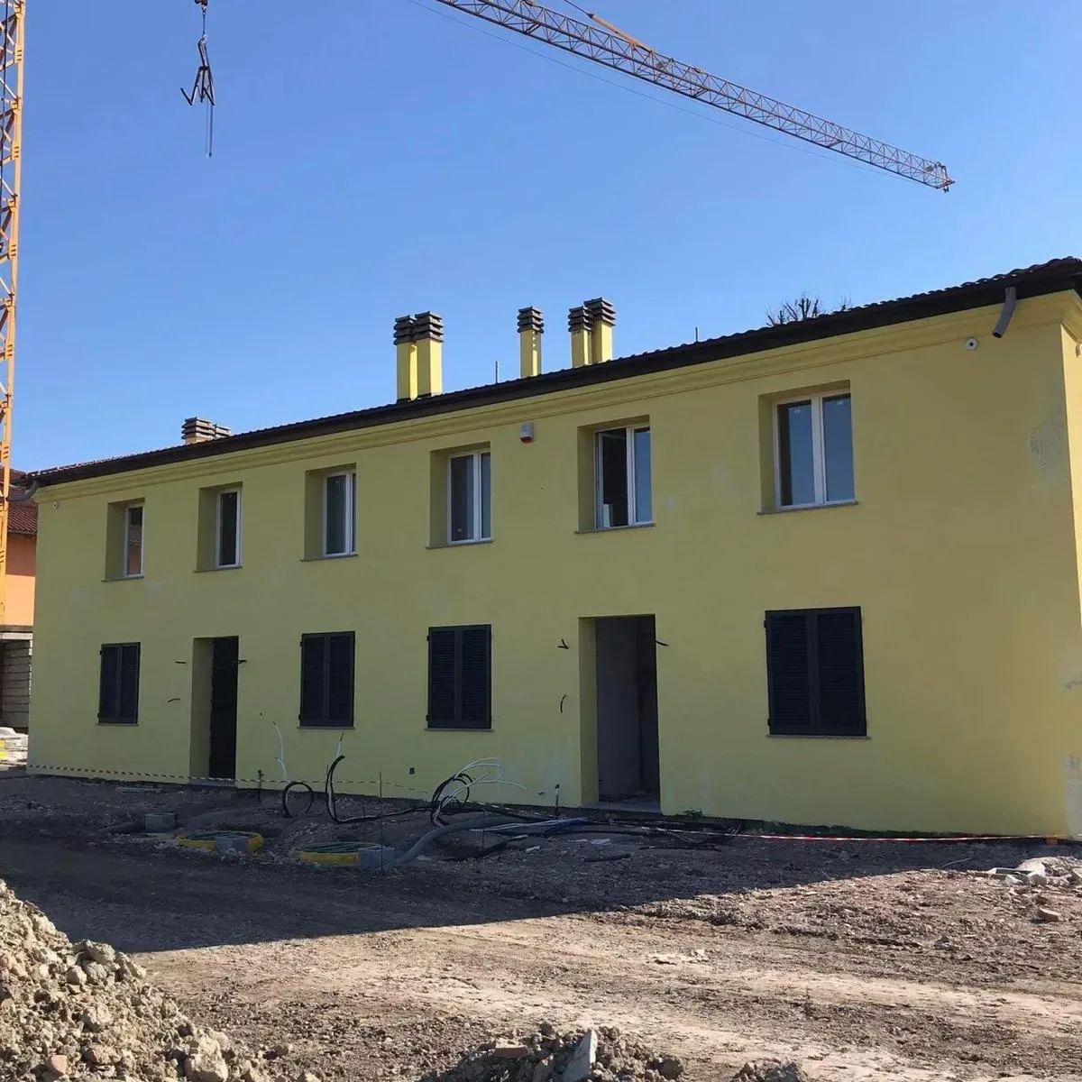 Prospetto dell’edificio residenziale con serramenti e persiane installati.