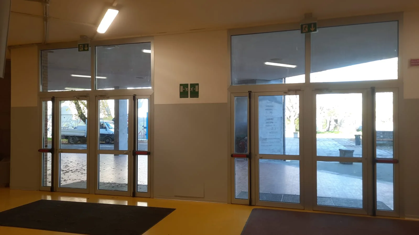 Porte vetrate e serramenti installati all’interno dell’I.I.S. Copernico-Carpeggiani di Ferrara.
