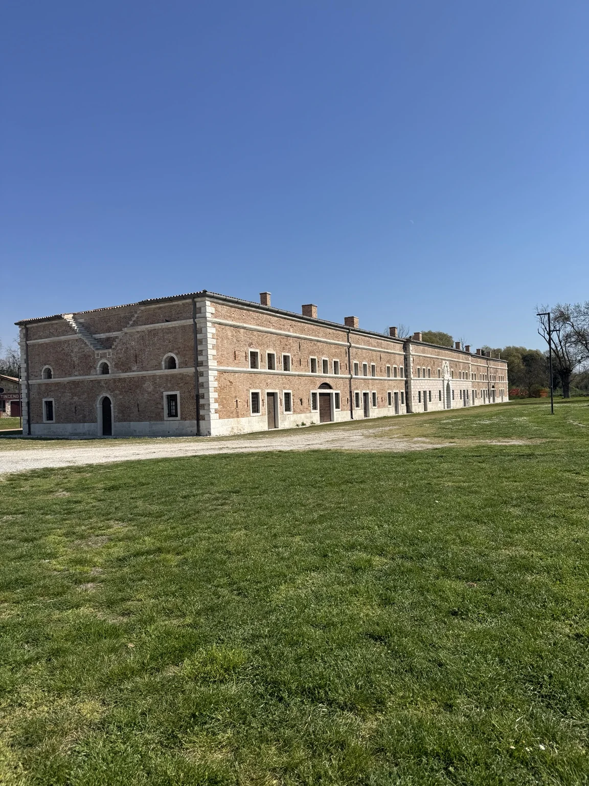 Vista esterna della Casermetta Napoleonica Ovest di Forte Marghera dopo il recupero.