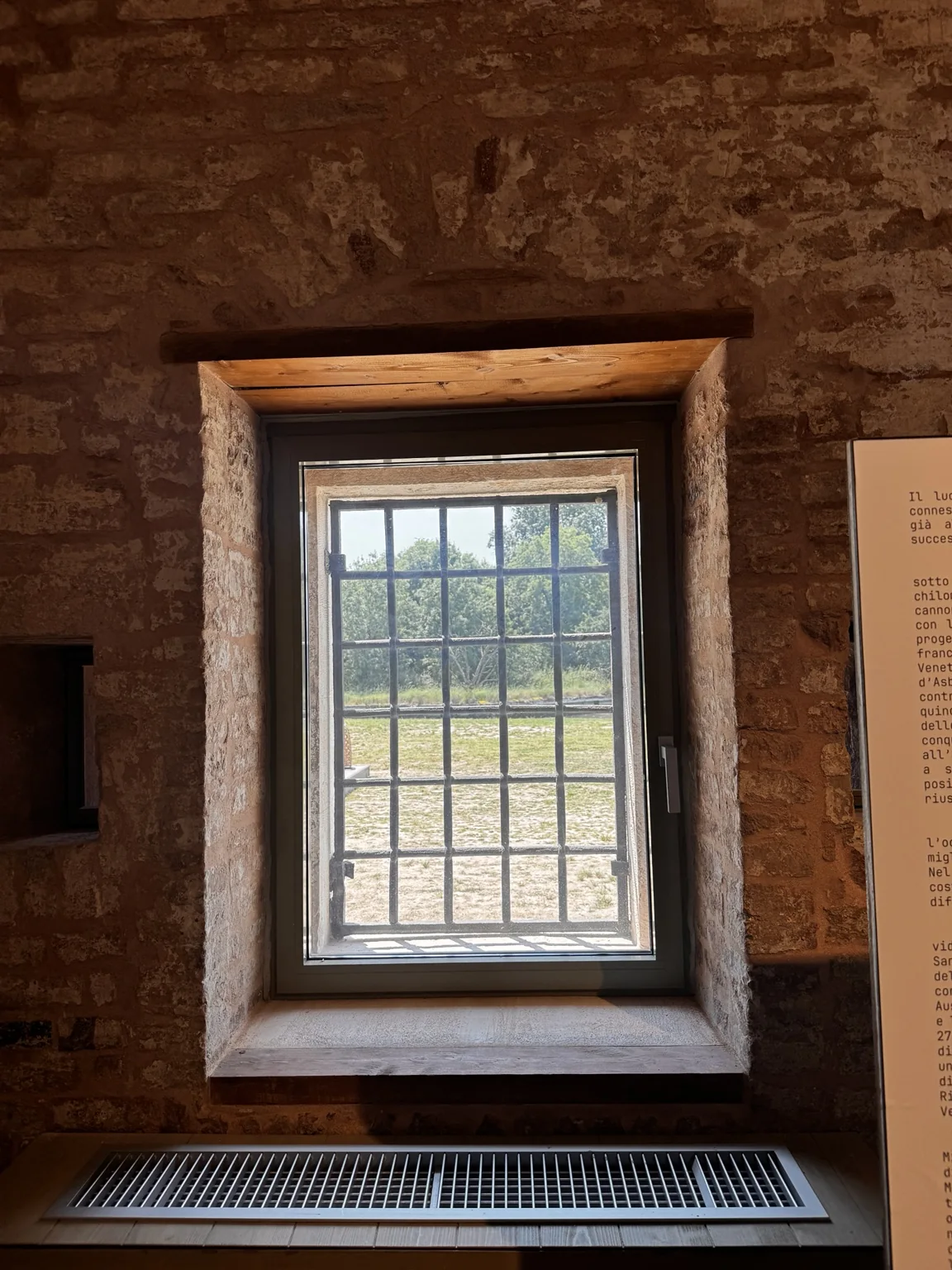Serramento inserito nell’apertura storica in muratura di Forte Marghera.