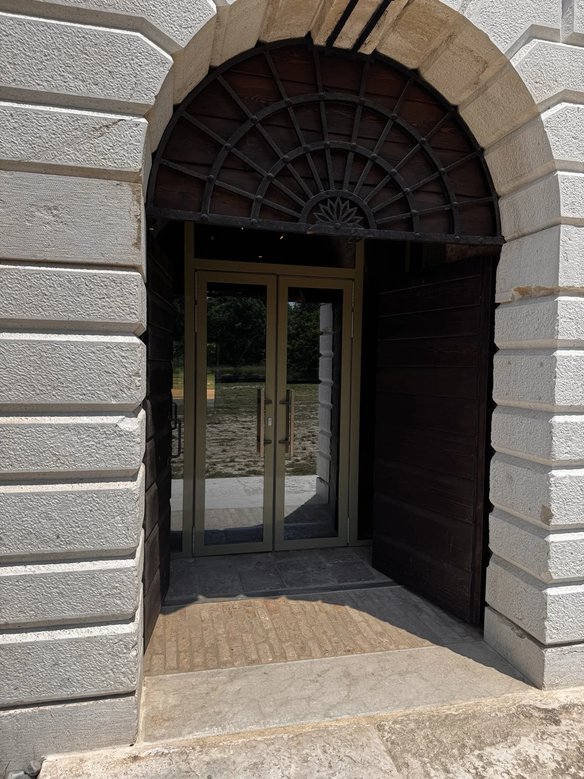 Porta vetrata inserita nell’ingresso storico della Casermetta Napoleonica di Forte Marghera.