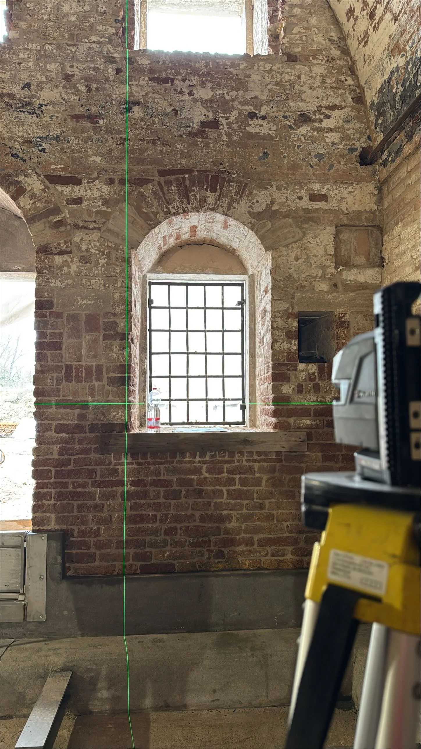 Serramento installato nell’apertura storica durante le verifiche di cantiere a Forte Marghera.