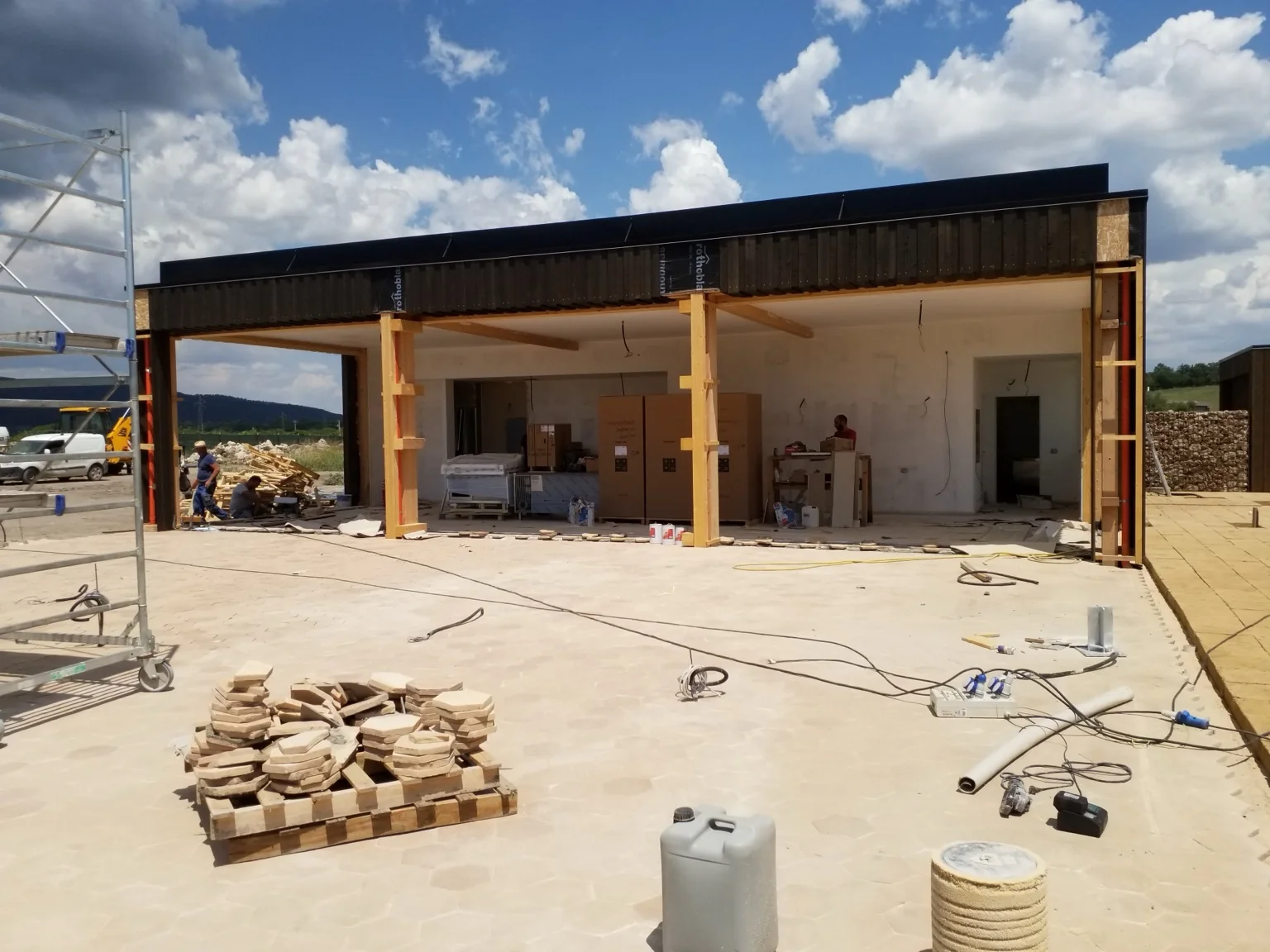 Fronte del padiglione del Glamping di Vulci durante le lavorazioni di cantiere.