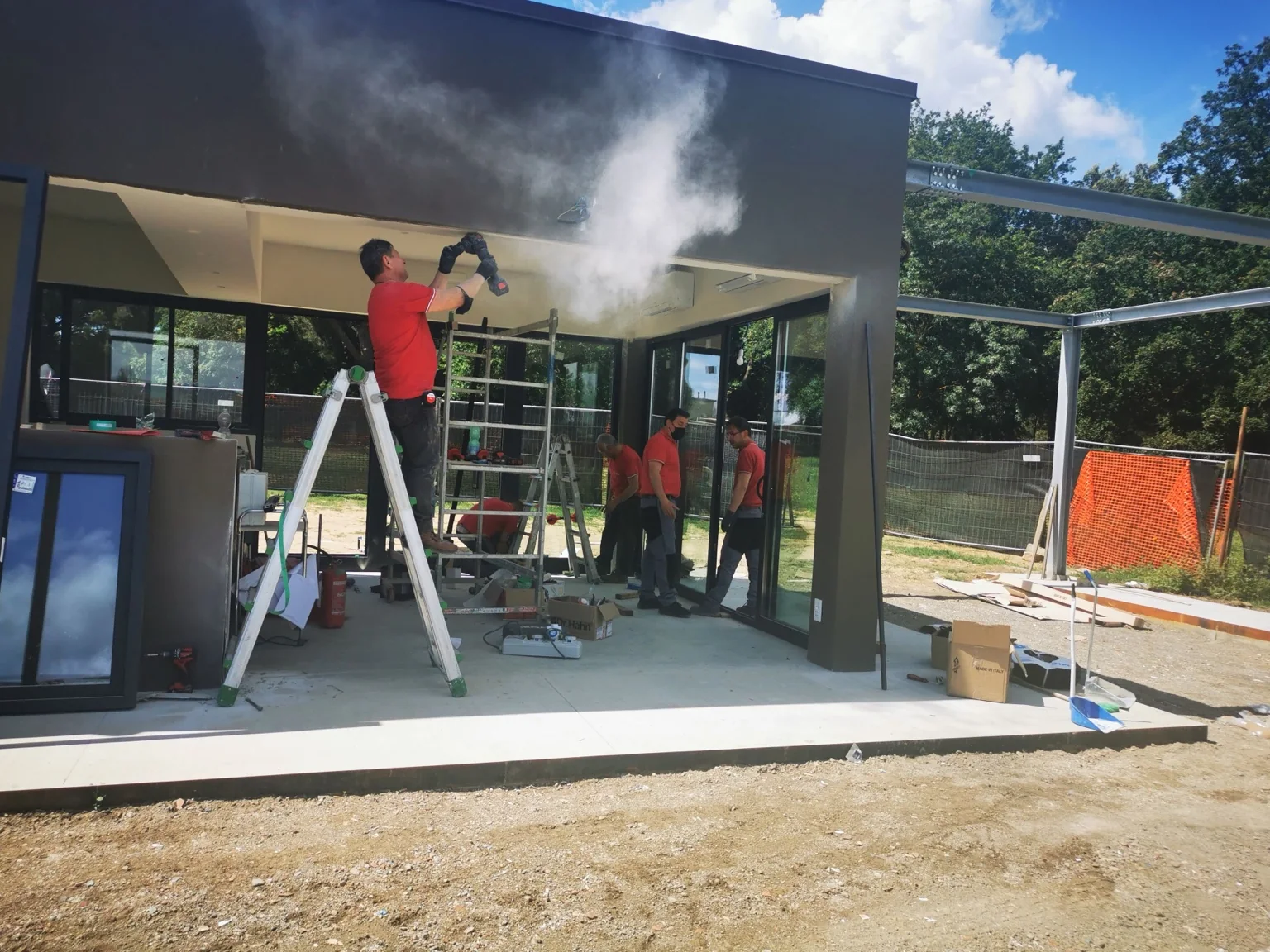 Posa dei serramenti vetrati del Green Bar nel Parco di Serravalle a Empoli.