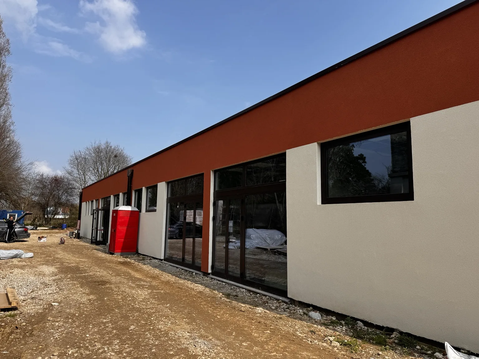 Prospetto della nuova palestra dell’I.I.S. Stanga con facciate e serramenti.