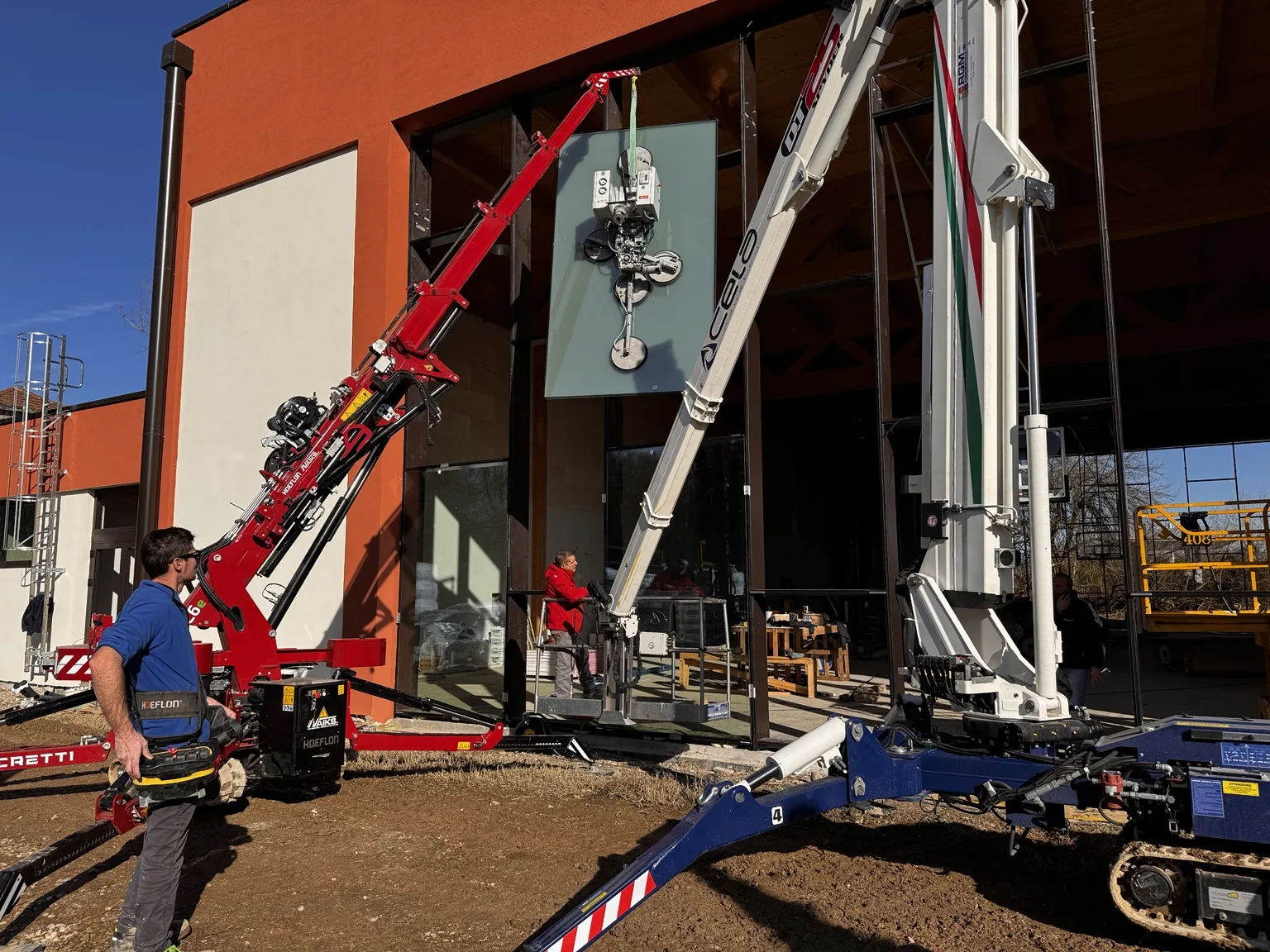 Movimentazione di una grande lastra vetrata con attrezzatura di cantiere all’I.I.S. Stanga.