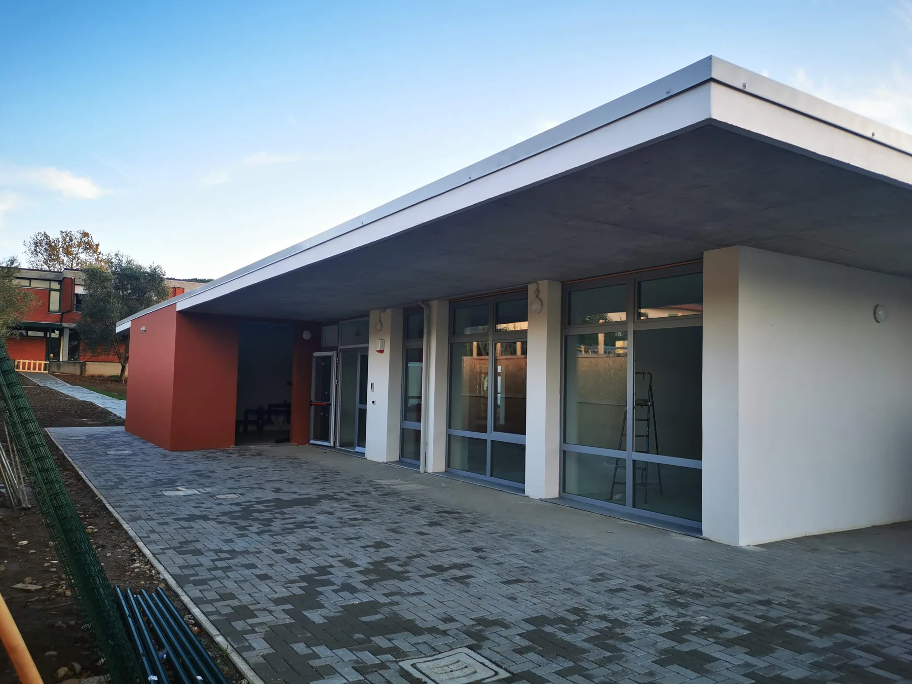 Parete vetrata interna della Scuola dell’Infanzia di Pacciana a Prato.