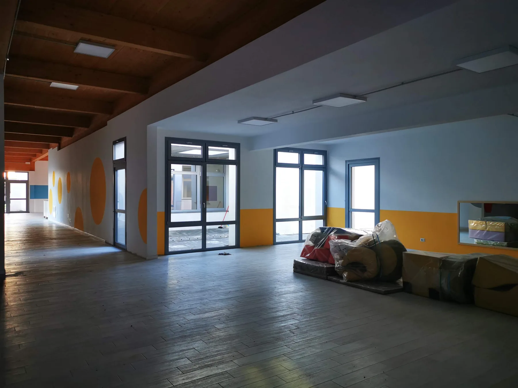 Spazi interni della Scuola dell’Infanzia di Pacciana con serramenti installati.