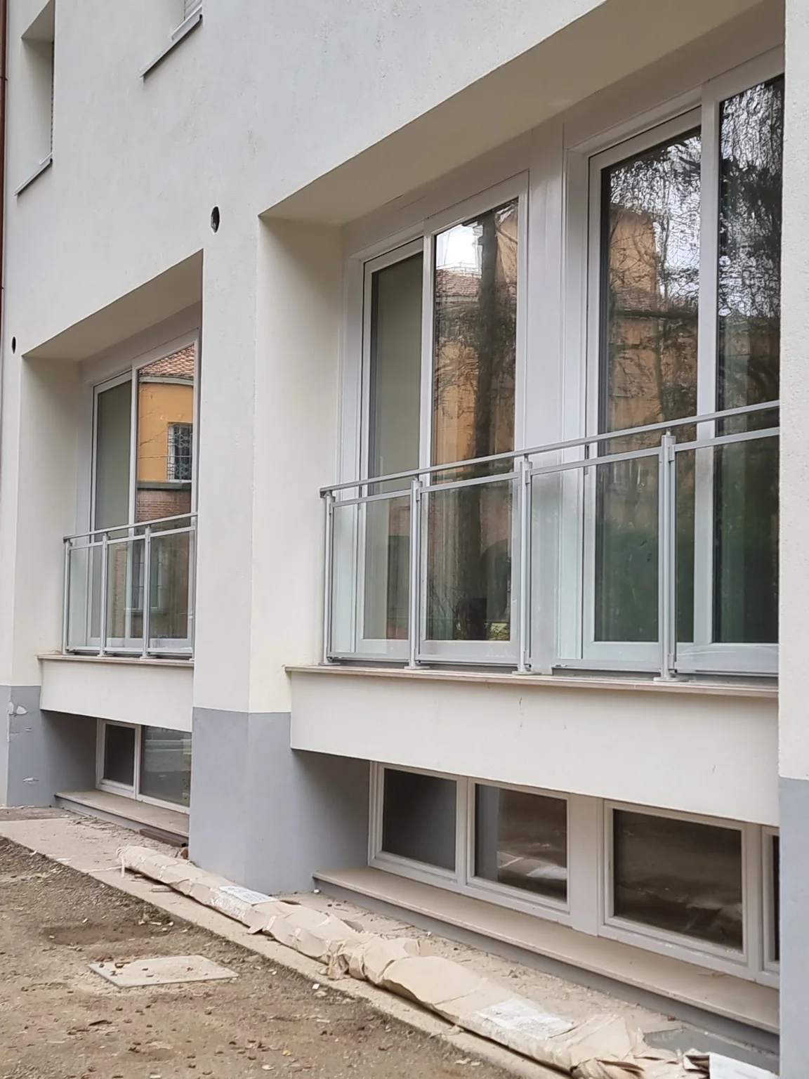Parapetti in vetro e alluminio installati sulla facciata del PASS Bimbo Tu.