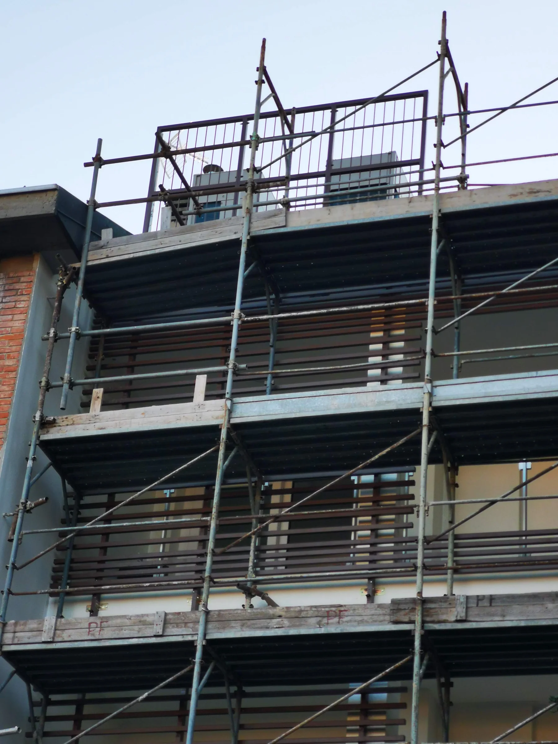 Fase di cantiere della facciata con frangisole del PASS Bimbo Tu.