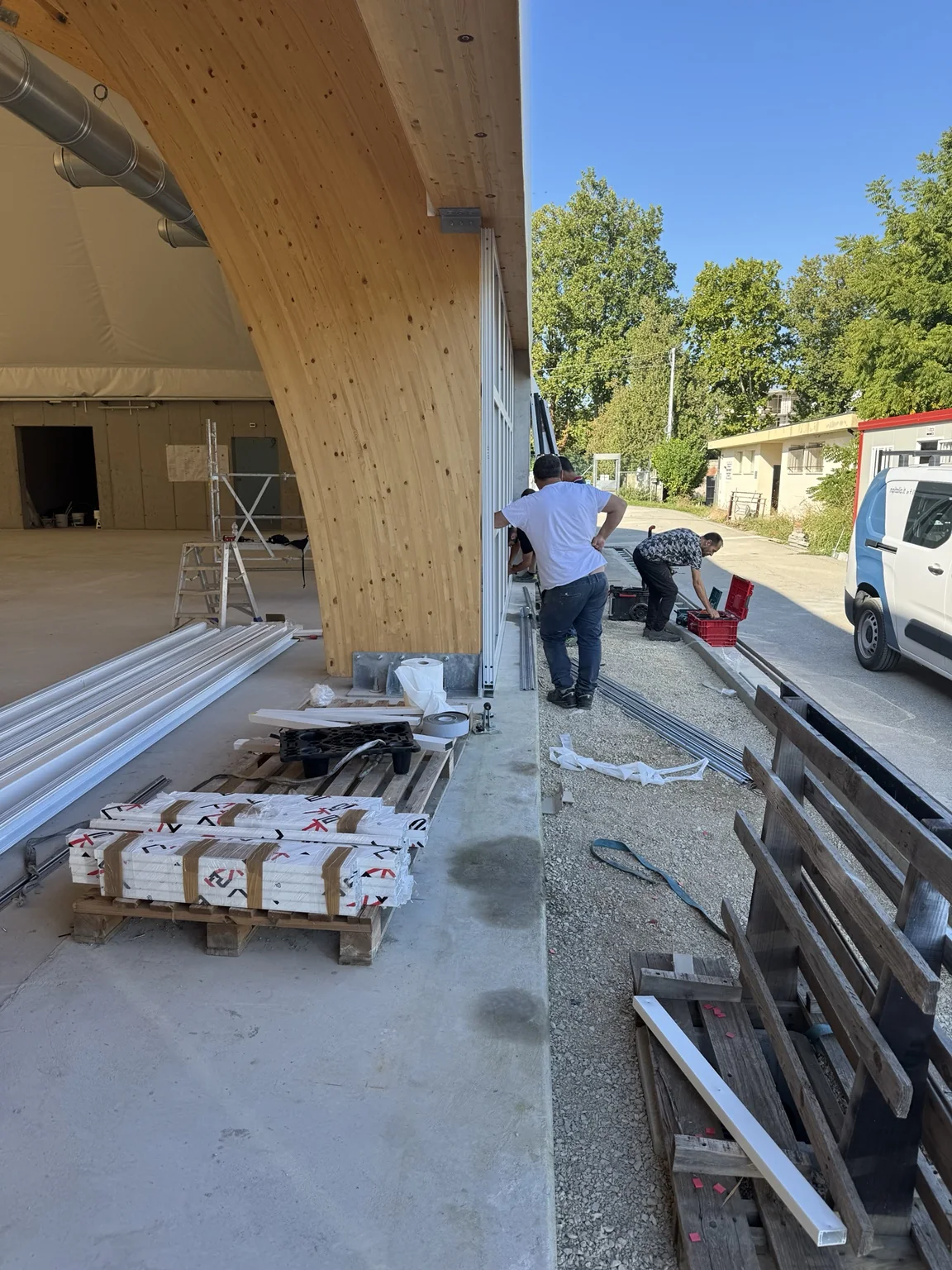 Fase di cantiere della parete scorrevole del Pattinodromo di Rovigo.