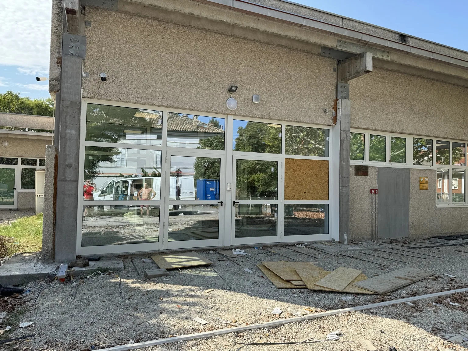 Serramenti e porte vetrate installati sul prospetto della Scuola Gianni Rodari di Parma.