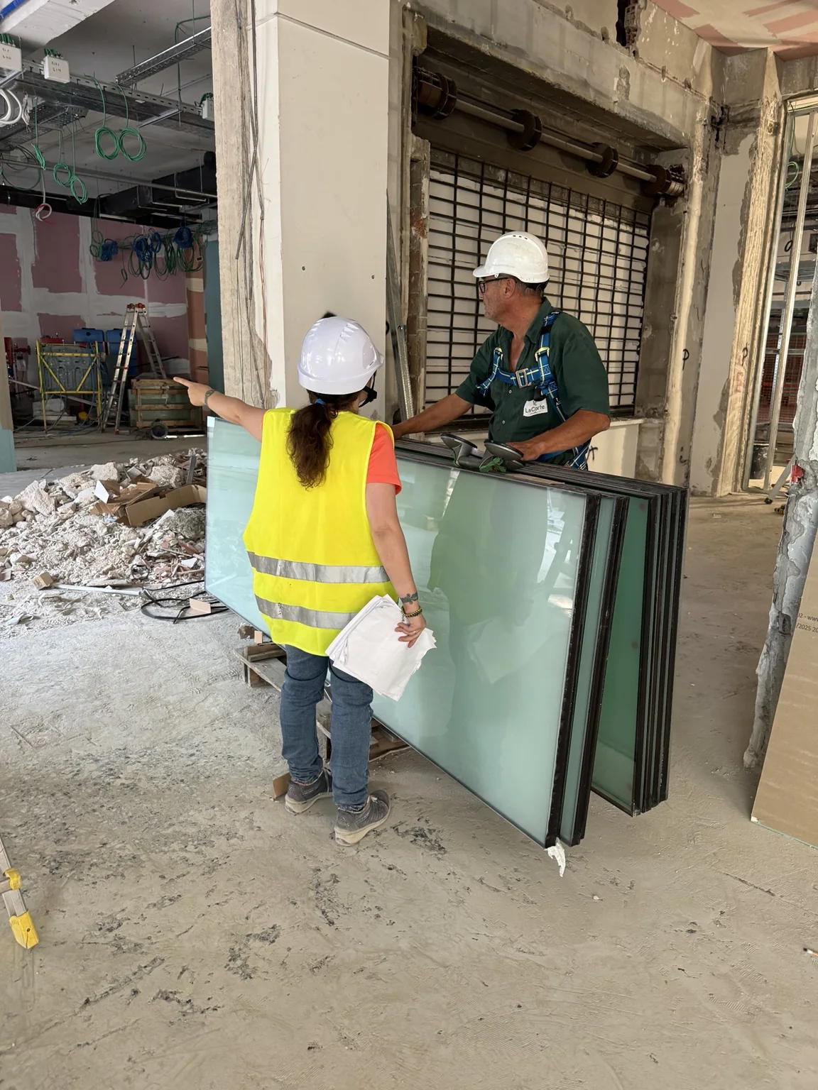 Movimentazione manuale di un elemento vetrato durante il cantiere del Supermercato DPiù di Foggia.
