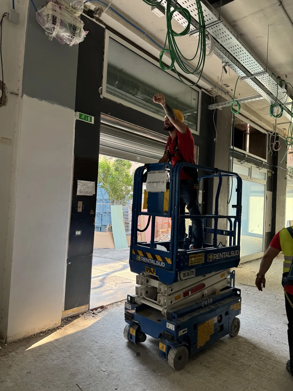 Installazione in quota dei serramenti all’interno del Supermercato DPiù di Foggia.